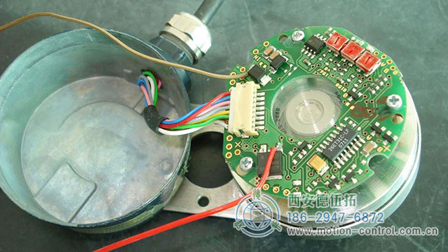 如何消除绝对值编码器电压变化？