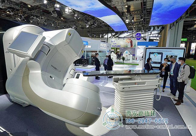 图为在展会上展出的一台医疗加速器