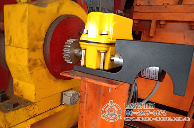 图为桥式起重机控制起升高度的编码器安装照片