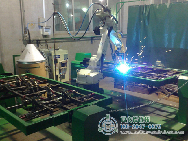图为焊接机器人在编码器的信号反馈下进行精确焊接工作