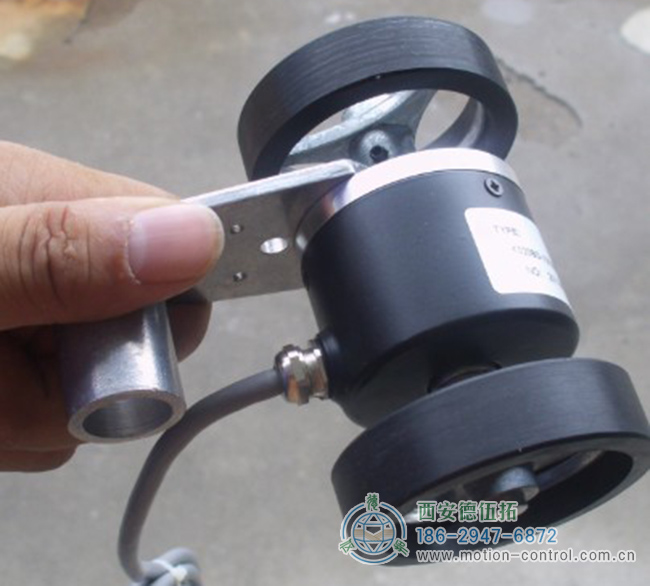 图为双滚轮编码器的安装照片