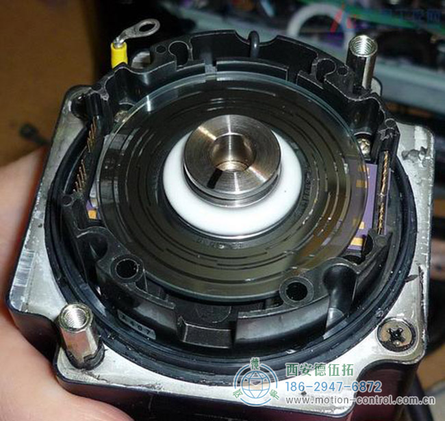 图为拆解编码器的码盘照片