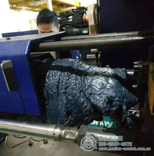 图为某注塑机因编码器故障的维修现场照片