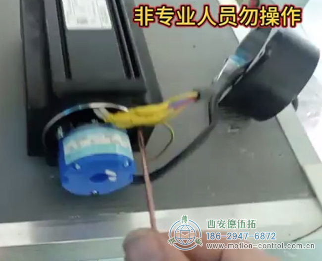 图为技术人员为大家讲解编码器调零的视频载图