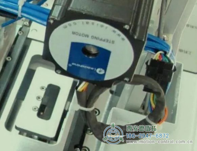 编码器接线使用线夹、线槽等，将线缆固定在合适的位置