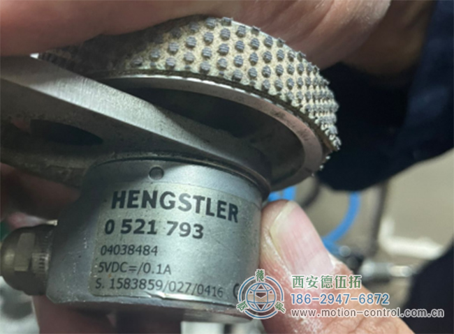图为与测量轮配合测速使用的亨士乐增量编码器照片