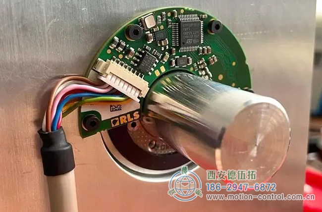 图为分体式编码器的实际安装应用照片