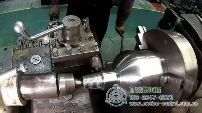 图为数控车床加工螺纹的现场照片