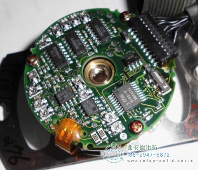 图为某编码器内部电路板的照片