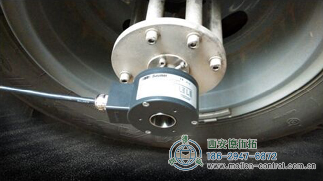 图为旋转编码器安装在车轮上进行测速的照片