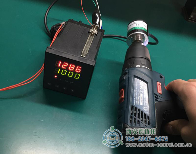 图为用户拿增量编码器测试电钻的转速