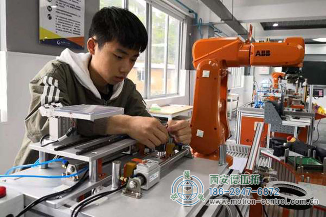 图为某学生在学习工业机器人操作的照片