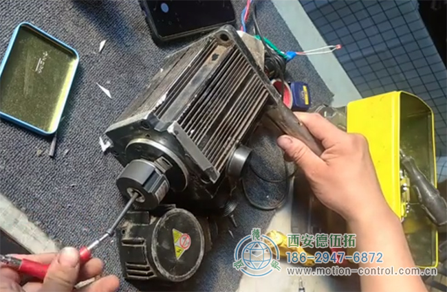图为维修人员拆卸增量编码器的现场照片
