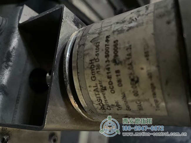 图为在恶劣环境中工作的博思特光电编码器照片