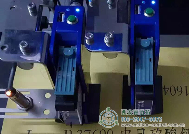 图为喷码器在编码器的定位反馈下工作现场照片