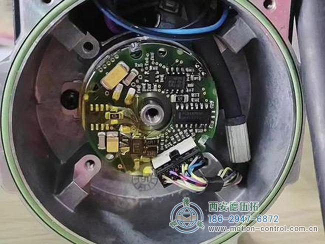 图为设定编码器零位的照片