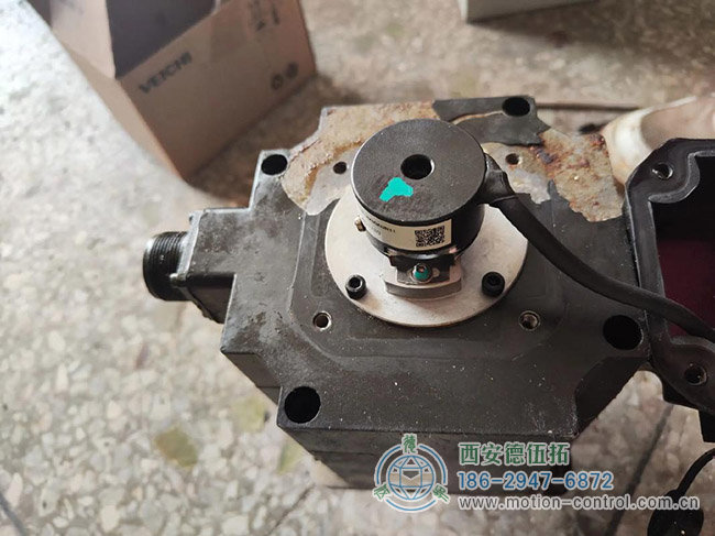 图为自带编码器的伺服电机照片