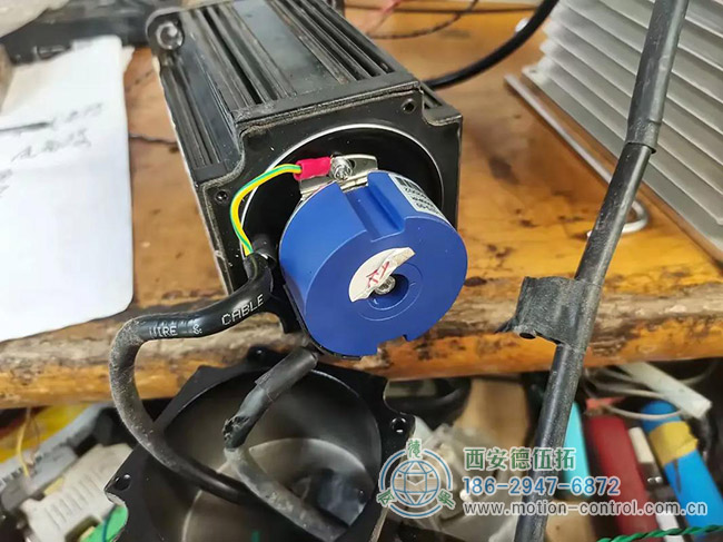 图为编码器在伺服电机上的实际应用照片