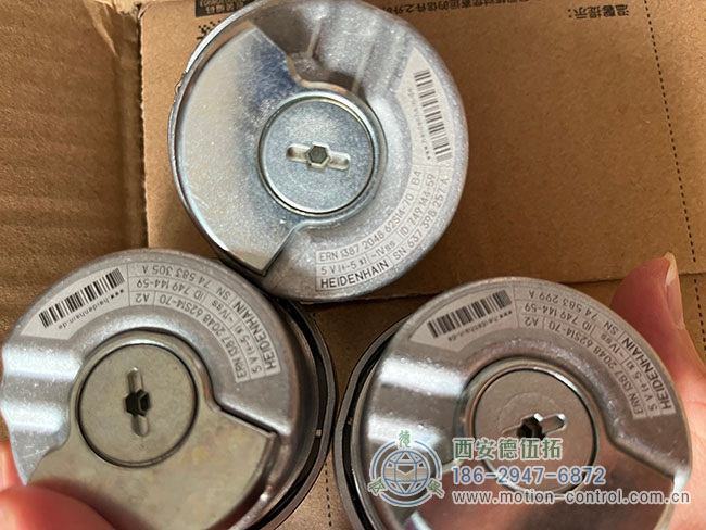 图为起重机吊钩常用的几款海德汉编码器照片