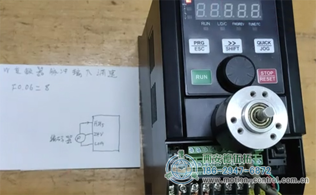 图为变频器通过编码器进行测速实验的照片