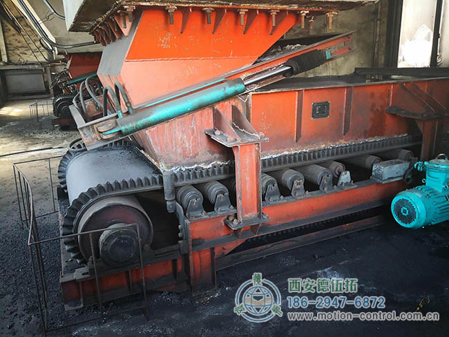 图为有装有编码器反馈的给煤机工作照片