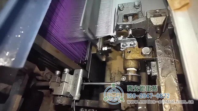 图为喷水织机工作的局部照片