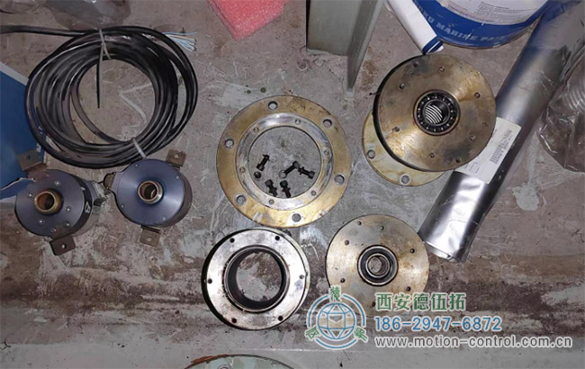 图为拆检船舶编码器的照片