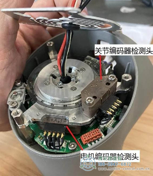 图为机器人关节内部结构及编码器安装照片