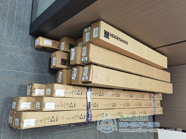 图为准备发货的HEIDENHAIN海德汉光栅尺现货照片